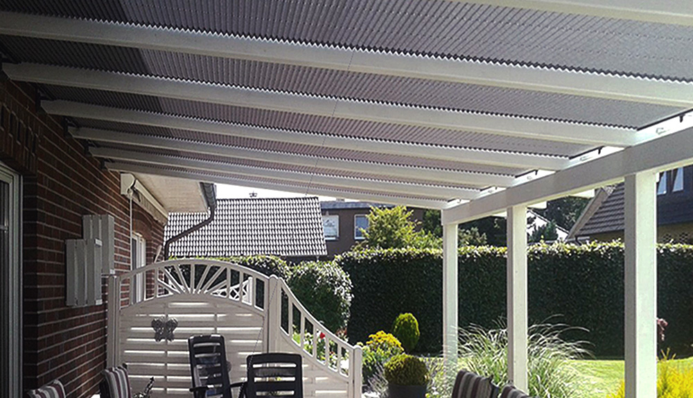Sonnenschutz Terrasse mit Outdoor Plissee & Sonnensegel beschatten