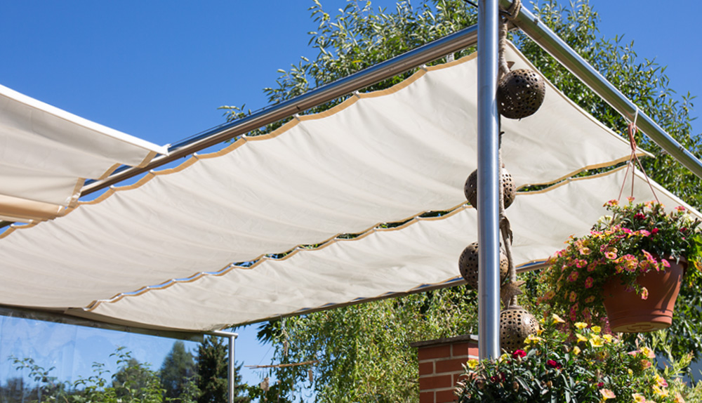 Sonnenschutz Terrasse mit Outdoor Plissee & Sonnensegel beschatten