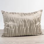 sandbeige Vorschau Lysel - Dekokissen rechteckig Saipan #1W in pflaumenviolett sandbeige